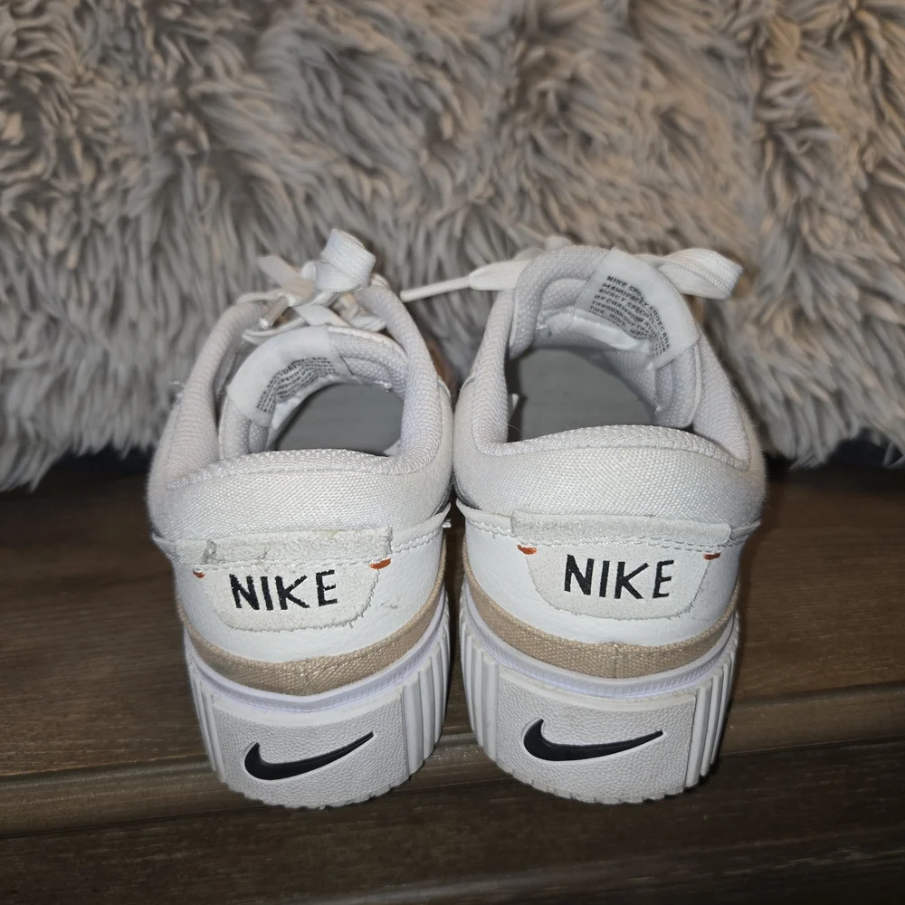 Nike White and Black Sneakers - Picture 2 of 3